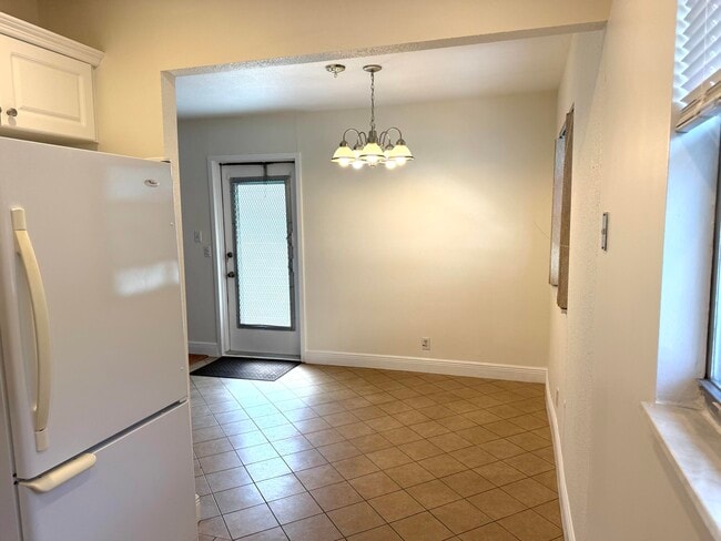 Building Photo - 569 Monaco Way