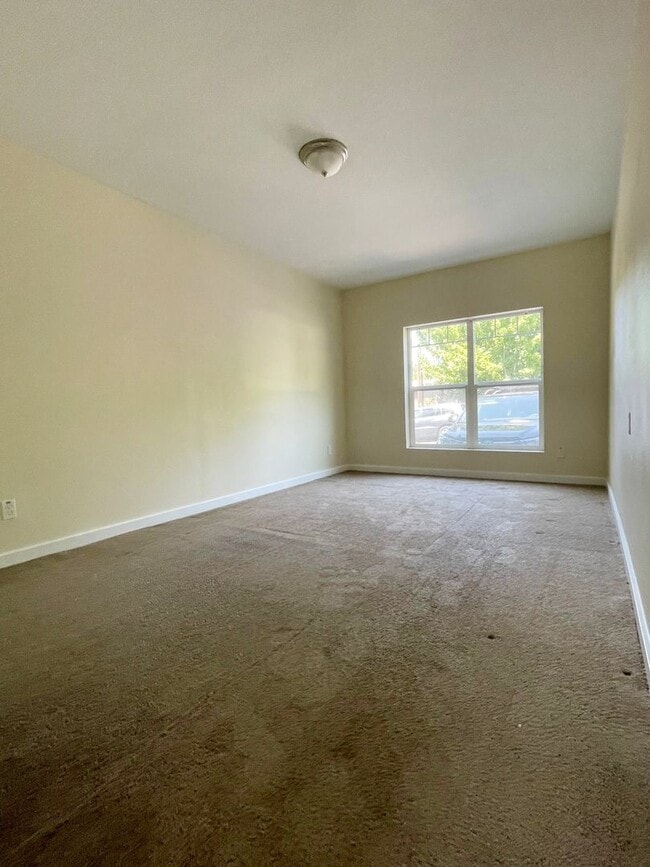Building Photo - Quiet and Cozy Two Bed in SW Portland 5 plex~ Open Floor Plan~ Great Shared Outdoor Space~ Off St...