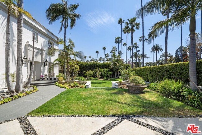 Building Photo - 910 N Crescent Dr