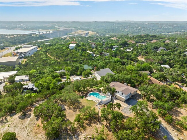 Building Photo - 3935 Lago Vista Dr