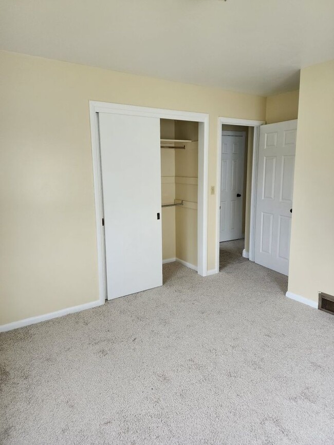 Building Photo - Nice home with fenced yard