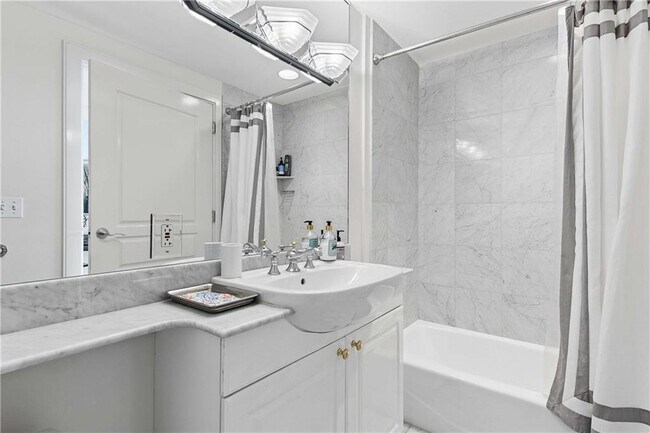 Building Photo - 700 Park Regency Pl NE