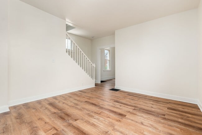 Building Photo - 479 Siebert St