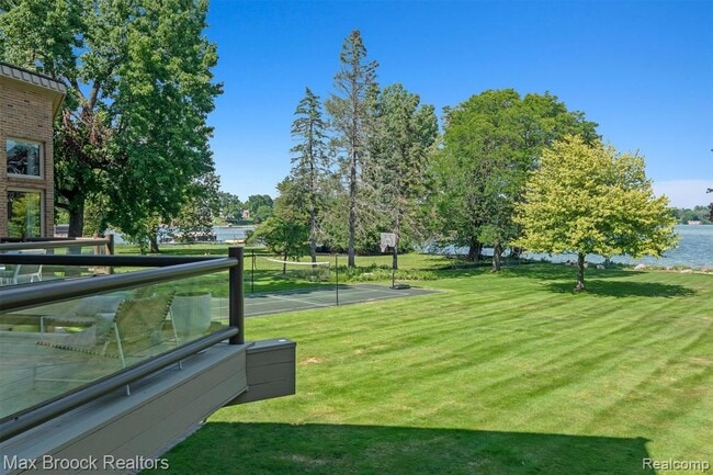 Building Photo - 3333 W Shore Dr