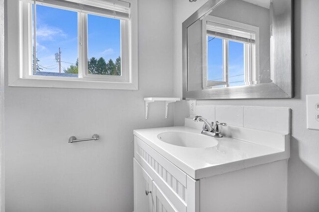 Building Photo - 2 Bedroom, 1 Bathroom Available!