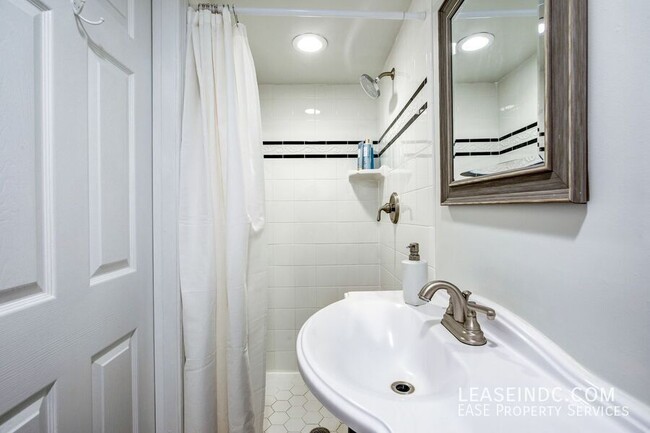 Building Photo - 719 Gallatin St NW