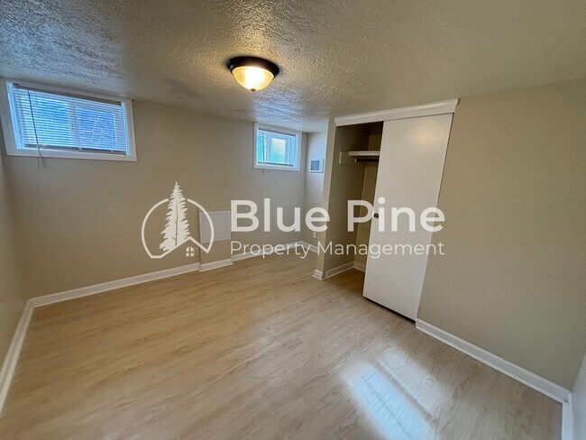 Building Photo - 660 1/2 Park Lane