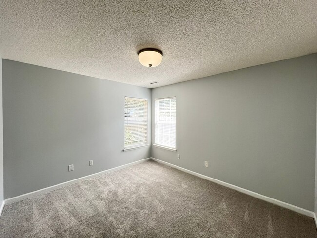 Building Photo - Classic 3BD, 2BA Apex Home in a Prime Location with a Fully Fenced Yard