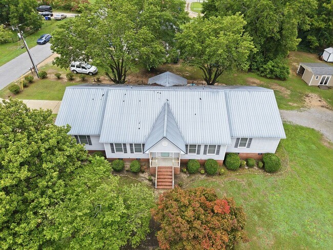 Building Photo - 210 W Old Rd