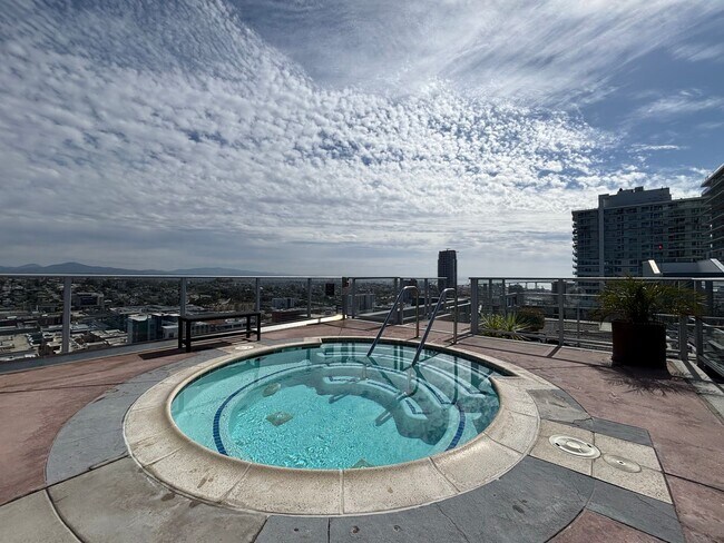 Building Photo - Gorgeous Studio W/ W/D, A/C, Balcony, Rooftop Deck, Gym, Jacuzzi with City views!!