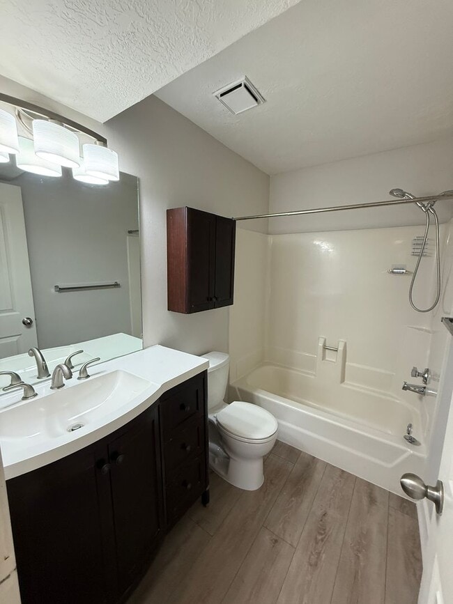 Building Photo - Beautiful 2 bedroom/2 bathroom condo with Mountain View’s