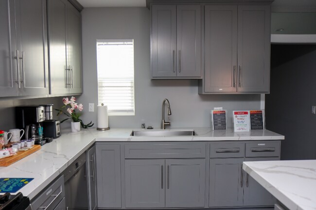 Building Photo - 1415 Stearns Dr