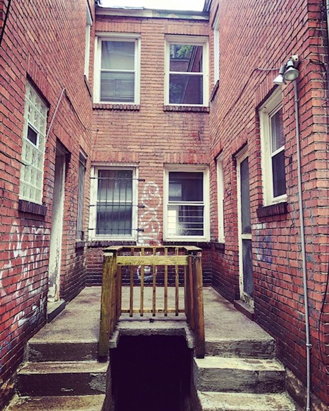 Building Photo - STUDENT RENTAL - HEART OF OAKLAND - 4 BR, ...