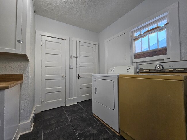 Building Photo - 515 E 11th St