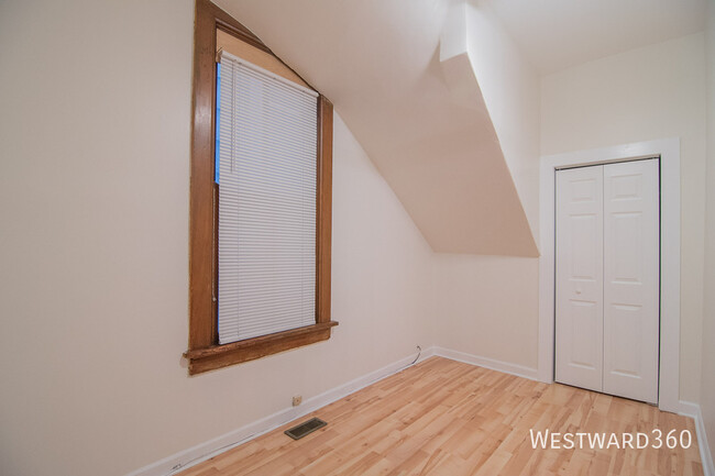 Building Photo - 3356 N Kenmore Ave