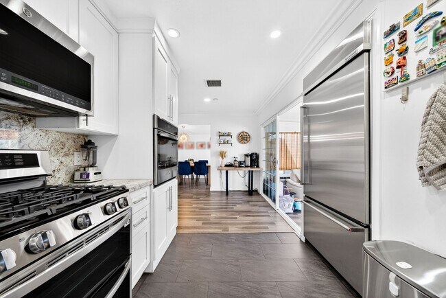 Building Photo - 6257 Bluebell Ave