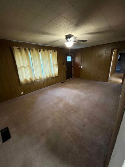 Living room - 571 N Mitchner Ave