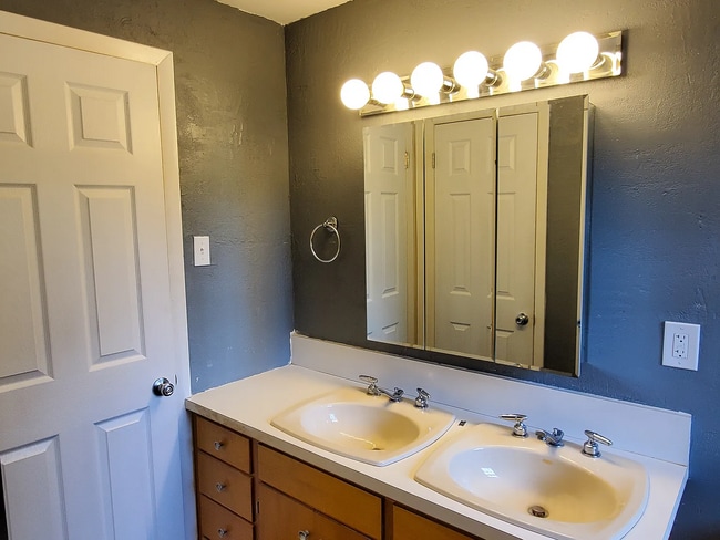 Building Photo - charming single-family home