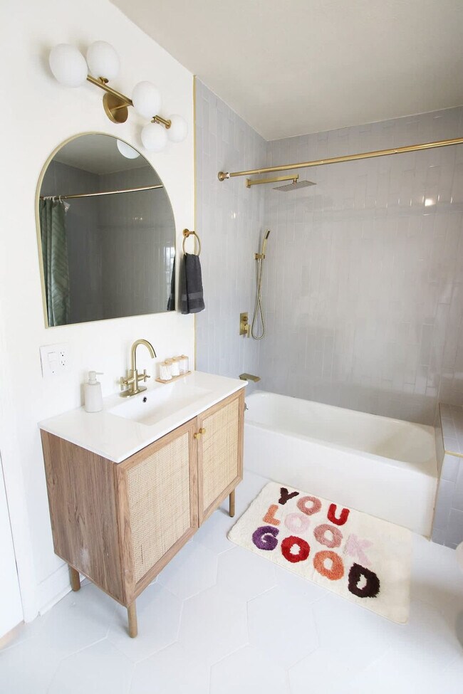 Building Photo - 102 W Emma St