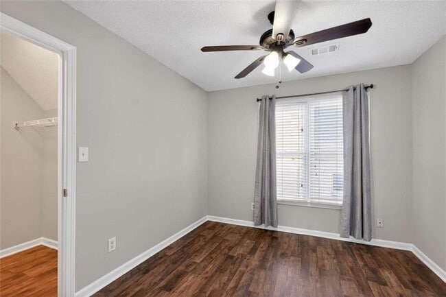 Building Photo - 7700 Lakeshore Ct