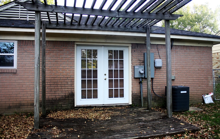 Back Patio - 2555 Eastbrook Dr