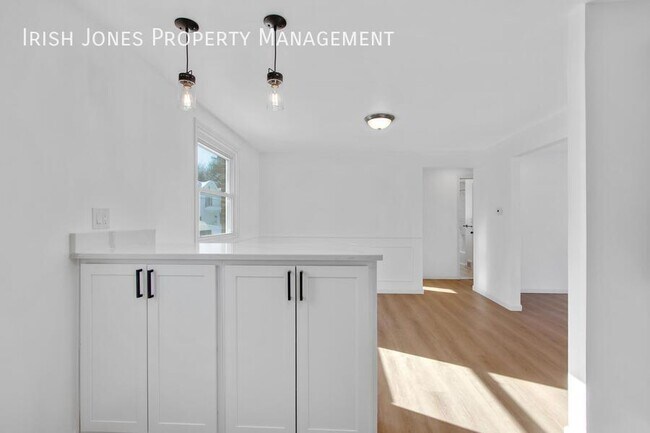 Building Photo - 208 Main St