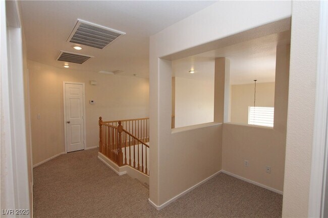 Building Photo - 2586 Highland Cliff Dr