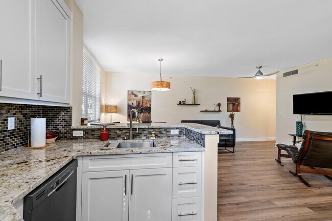 Building Photo - 630 S Sapodilla Ave
