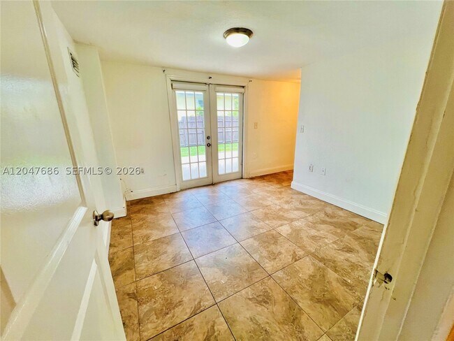 Building Photo - 410 Pinecrest Dr