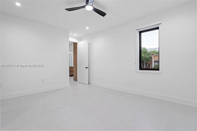 Building Photo - 917 SW 78th Pl