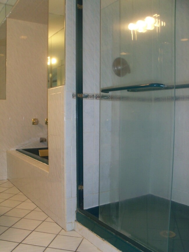 Building Photo - 225 St Pauls Ave