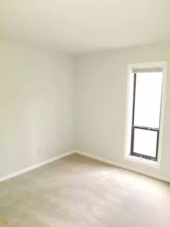 Building Photo - Room in 2 Bedroom Condo at Roberts Dr