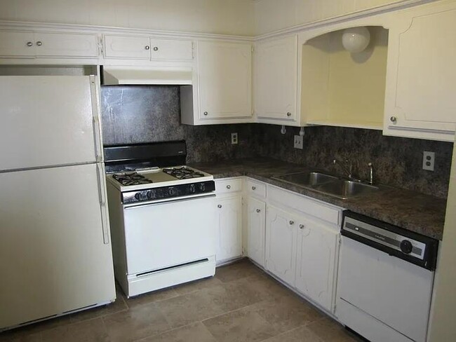 Building Photo - 820 Russell Cir