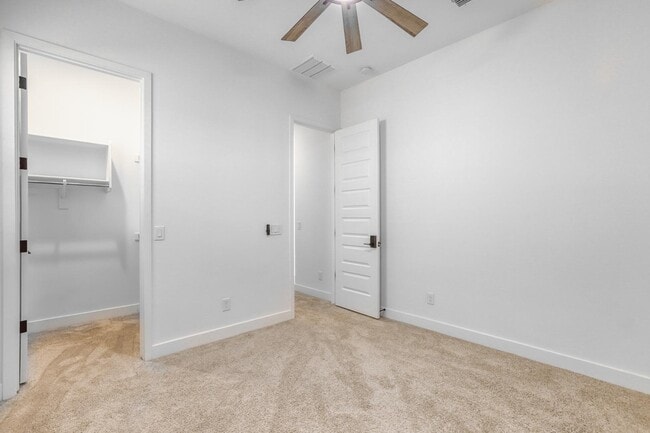 Building Photo - 8723 W Vista Ave