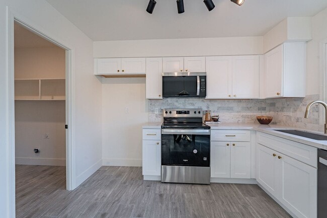 Building Photo - Gated community townhome- fully updated!