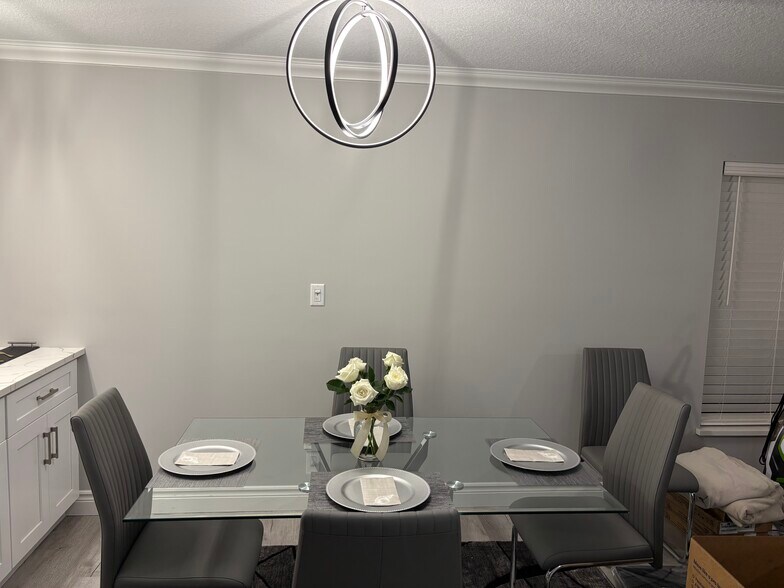 Glass Dinning roomTable for 6 - 10 Vista Palm Ln