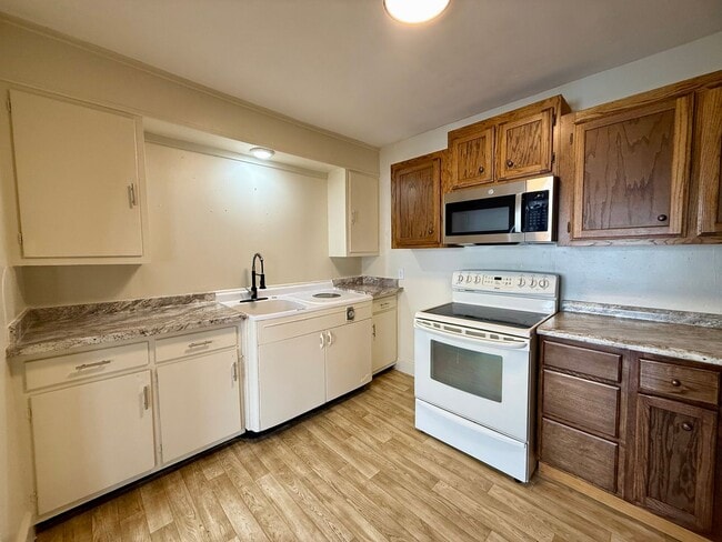 Building Photo - Welcome to this Beautiful Home in Downtown Paragould, AR!