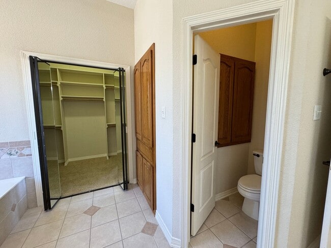 Building Photo - 1712 Iron Jacket Trail