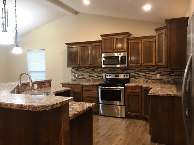 Building Photo - 4Bed/3Bath, House, Quiet Subdivision!