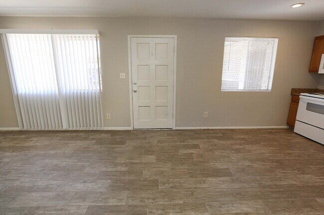 Building Photo - Beautifully Renovated 2-Bedroom Home in a ...