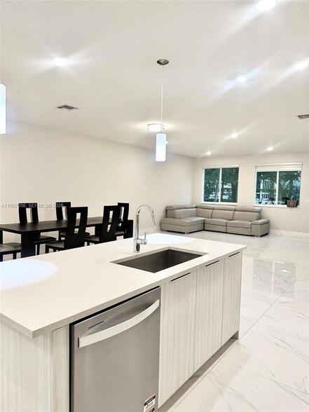 Building Photo - 10420 NW 67th St