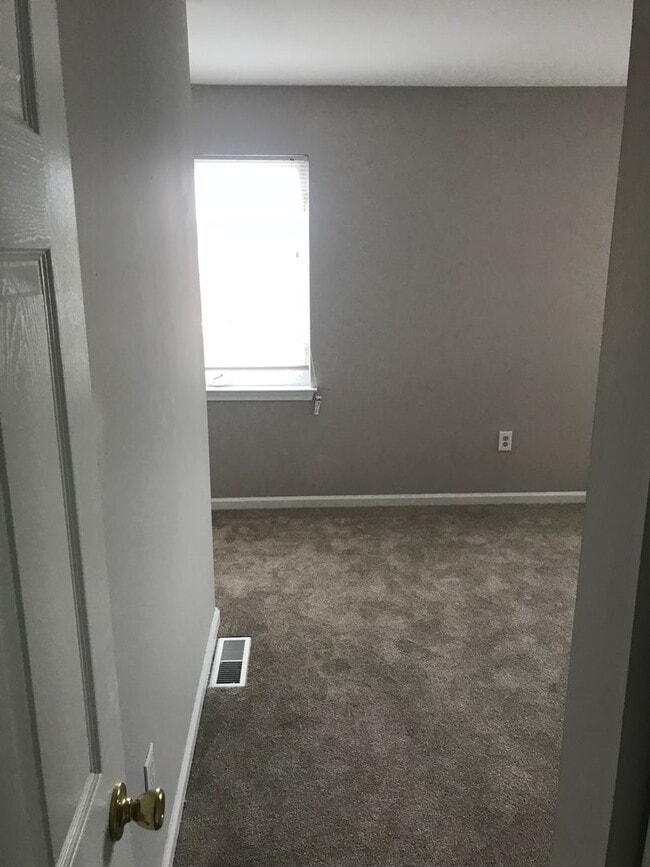 Building Photo - Crestwood 2 bed + Loft Large Condo Availab...