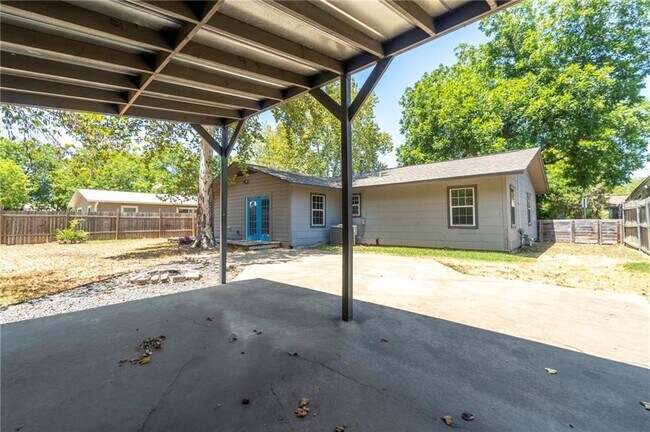 Building Photo - 2105 Fort View Rd
