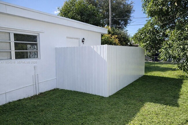 Building Photo - 3110 SW 33rd Ave