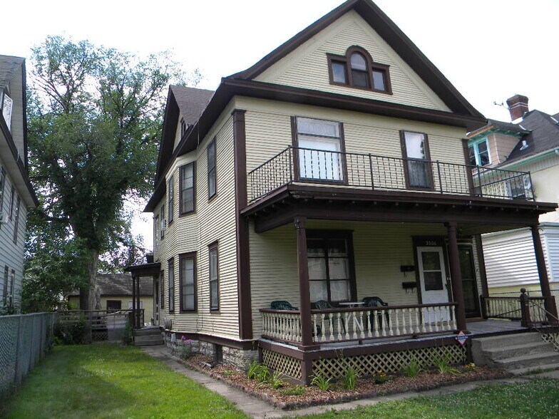 Building Photo - 3206 S 15th Ave