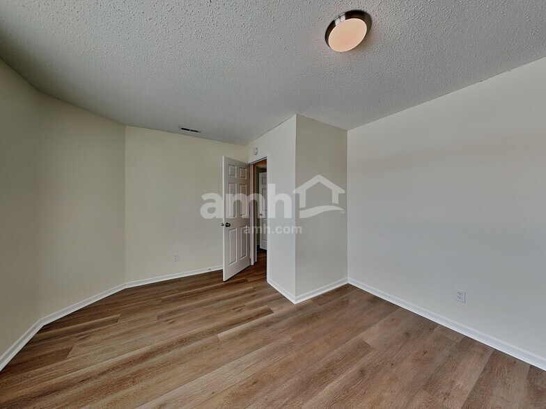 Building Photo - 10275 Holly Berry Cir