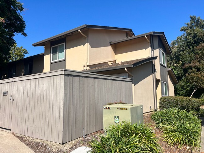 Building Photo - Spacious 4bed 2bath home available now!