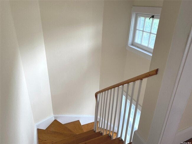 Building Photo - 23 Lloyd Harbor Rd