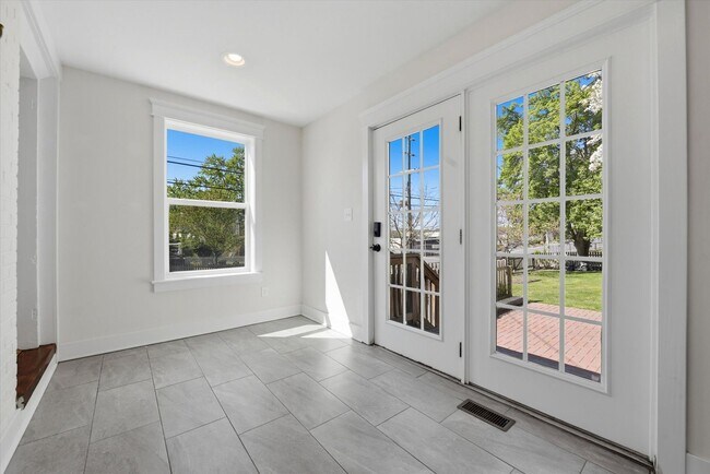 Building Photo - Charming Updated 4B/2.5B Home with Fenced Yard & Parking Included