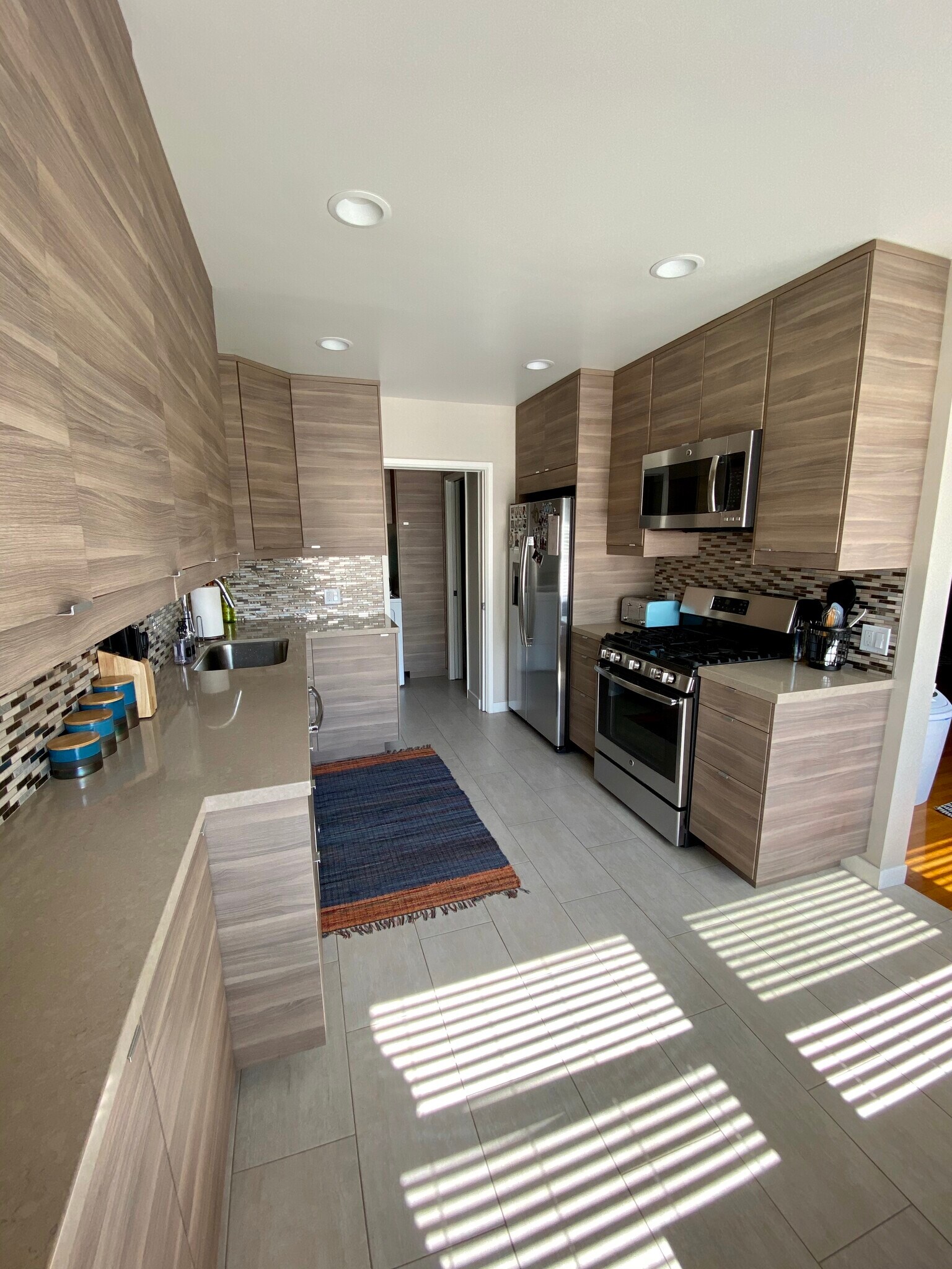 kitchen facing laundry - 272 Termino Ave